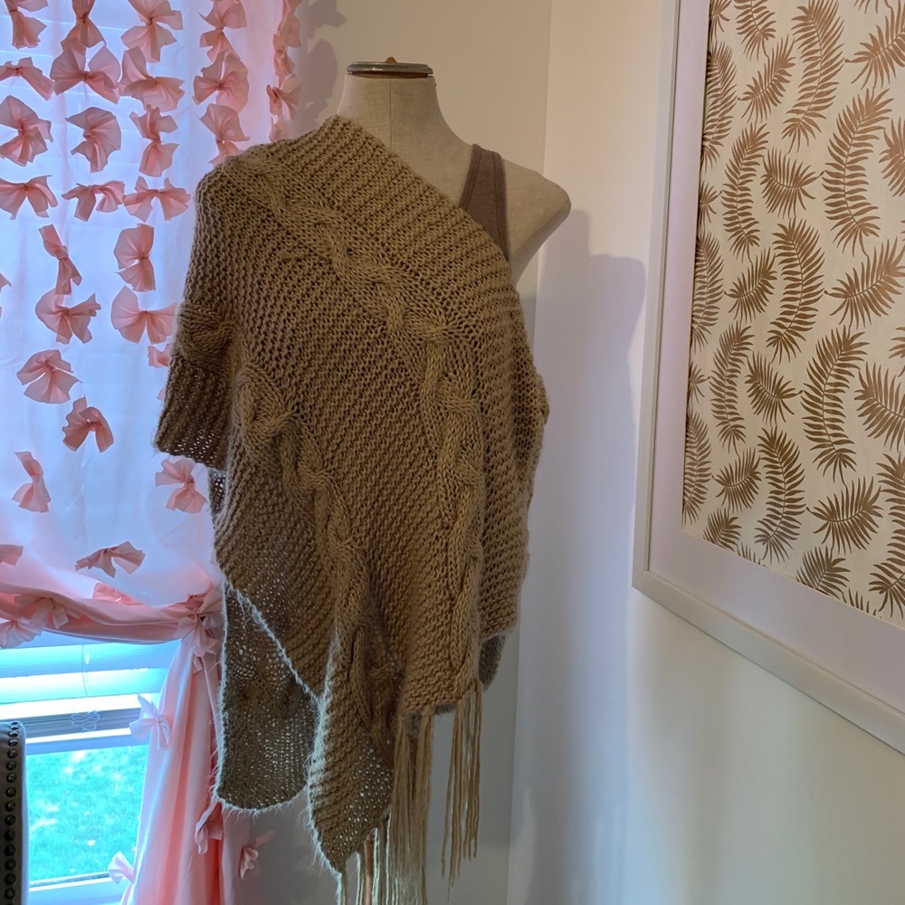 Gap Women’s Tank & FGA Shawl